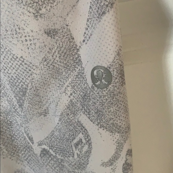 Lululemon Breezy Dot crops - Picture 3 of 4